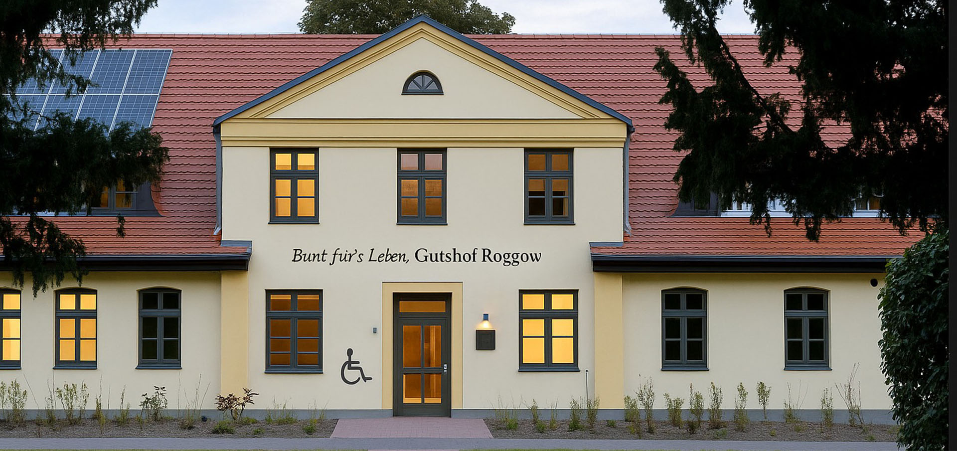 Gutshof Roggow am Abend, Mecklenburg